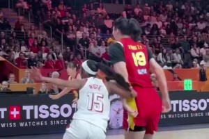 确实没办法！张子宇篮下要到球之后 造成里斯犯规